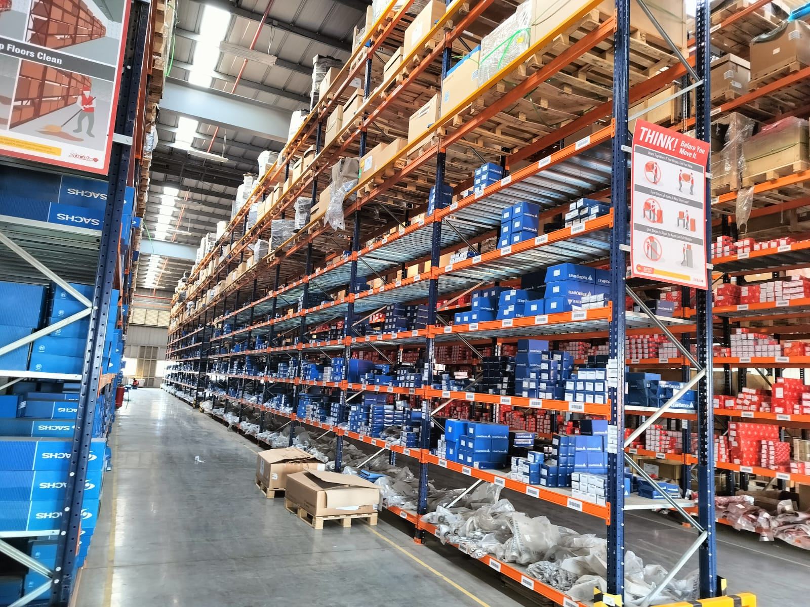 Selective pallet racking installation with long shelving